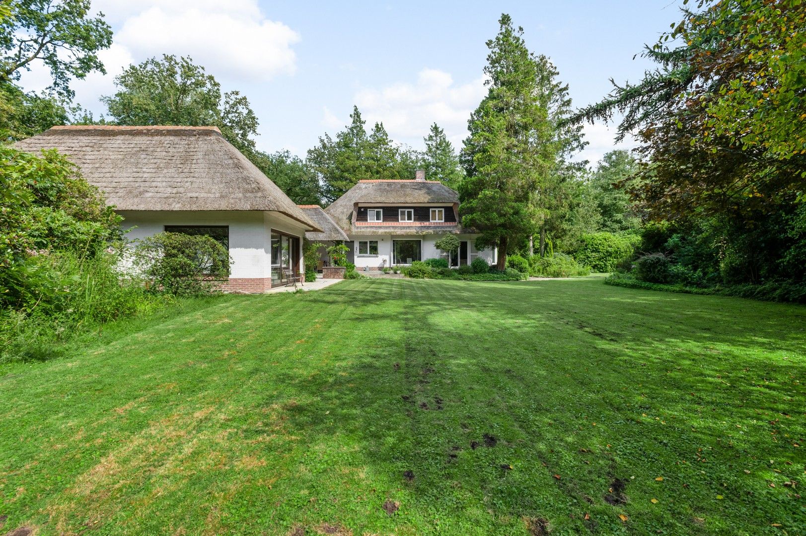 Romantische villa met grote tuin en veel privacy in Schoten foto 2