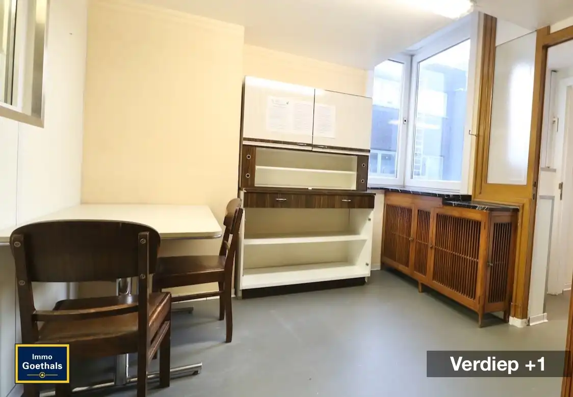 Zeer commercieel gelegen handelspand met woonst en ingang aan de zijkant. foto 17