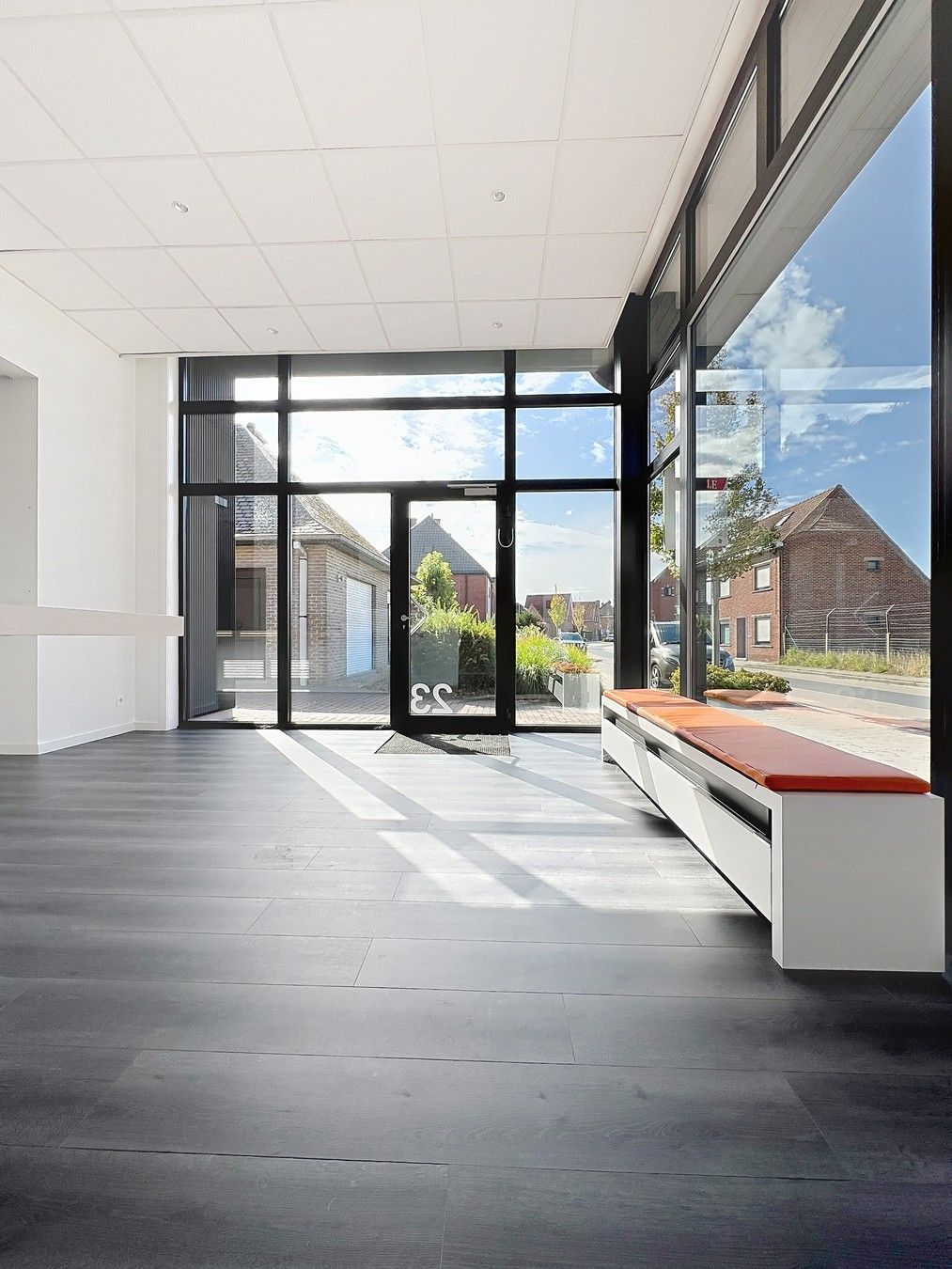 Instapklaar lichtrijk GERENOVEERD pand met mooie open kantoor/praktijkruimte en 4 aparte burelen/consultatieruimtes. foto 5