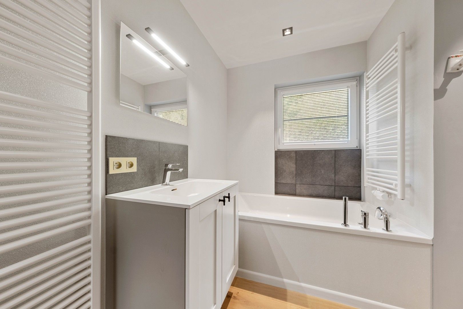 Instapklare bungalowvilla met zwembad en tijdloze architectuur. foto 16