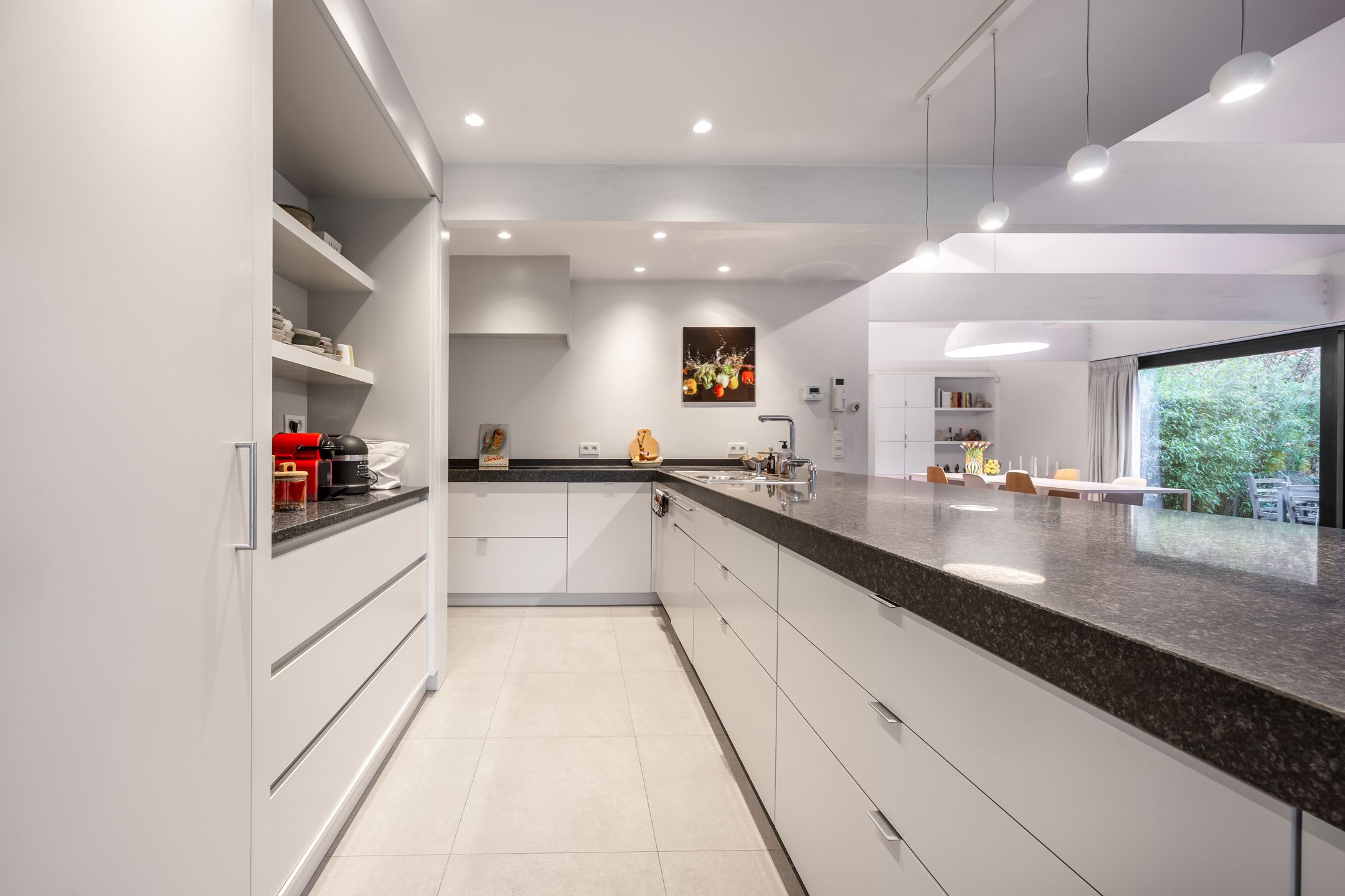 Karakterwoning met brutalistische gevel  in Hof ter Linden foto 11