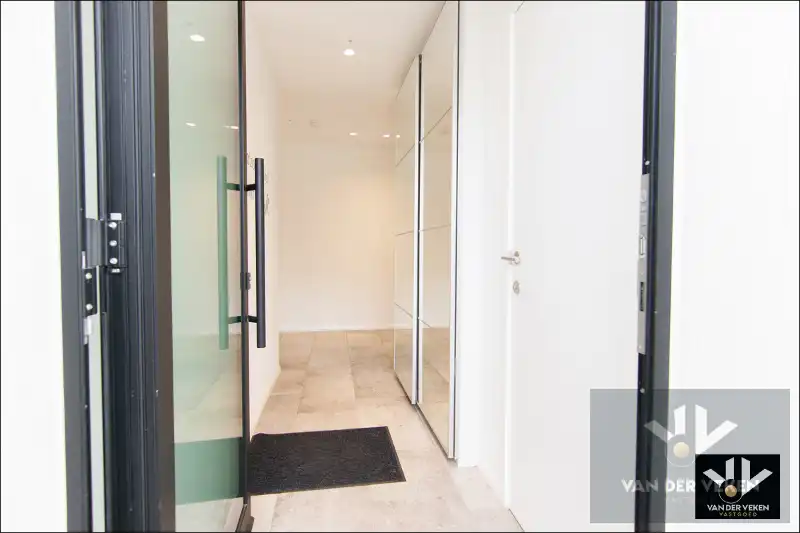 LUXUEUS AFGEWERKT GVL APP MET RIANTE TUIN EN TERRAS foto 2