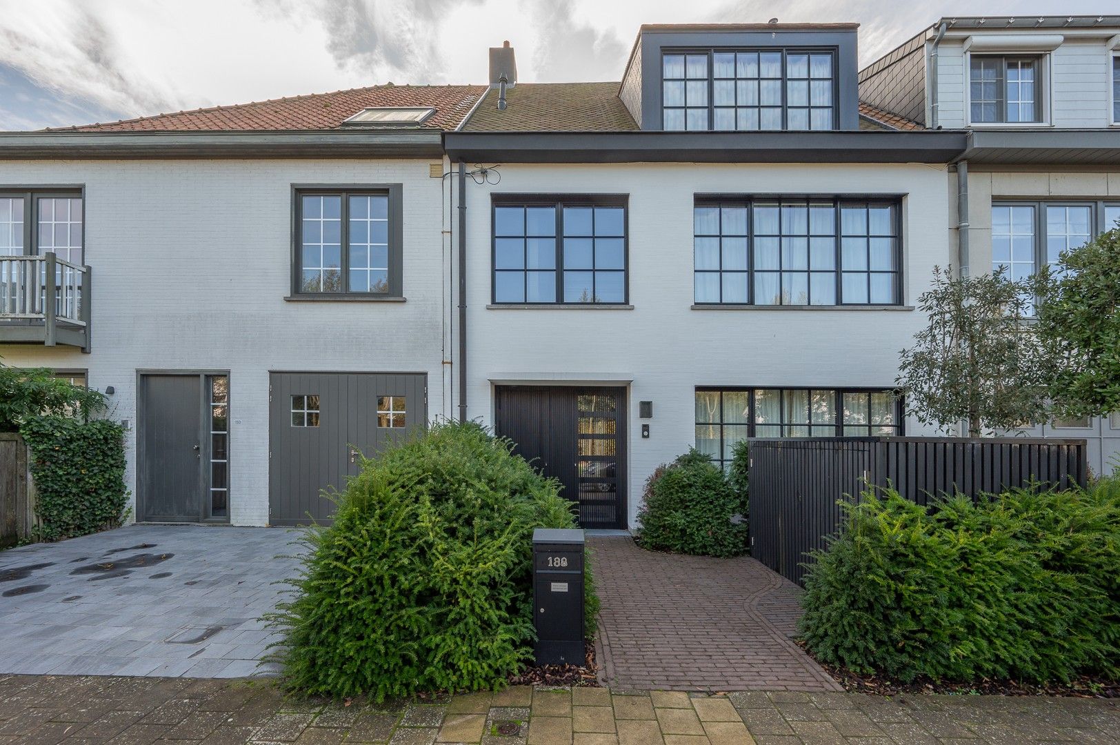 Prachtig gerenoveerde woning in een rustige omgeving nabij de Magere Schorre. foto {{pictureIndex}}