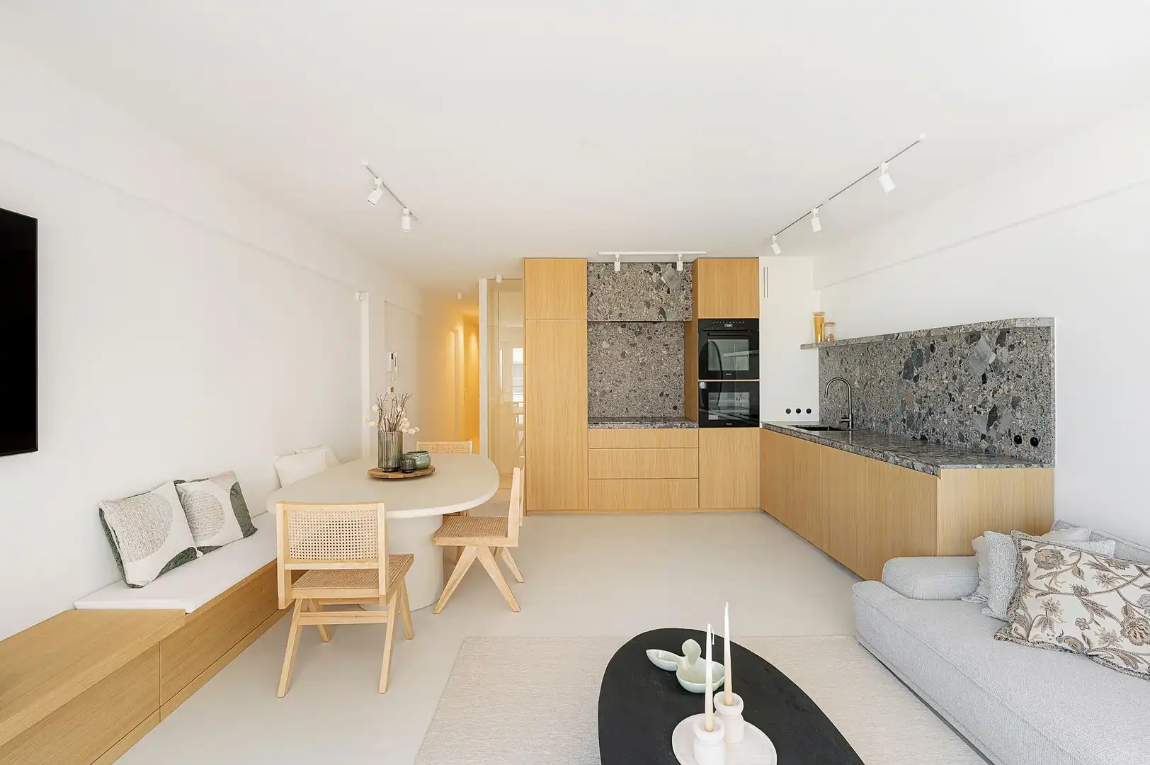 Prachtig zonnig gerenoveerd appartement met zeezicht. foto 9