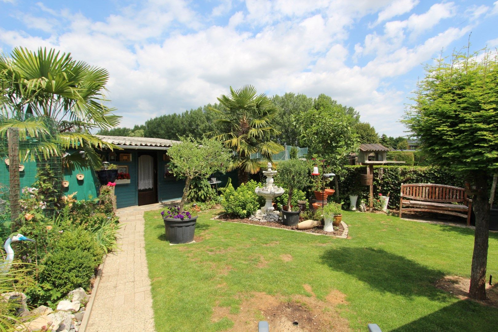 Charmante woning met veranda en mooie tuin in een rustige, landelijke omgeving foto 24