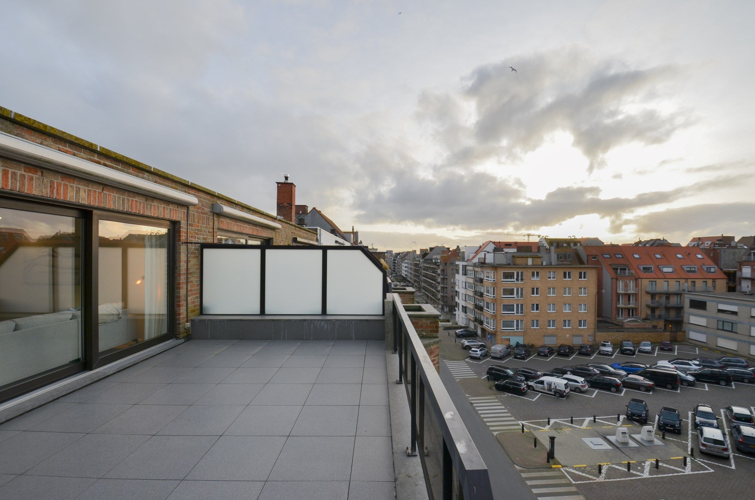 Volledig gerenoveerde penthouse met twee ruime terrassen (+/- 50 m²) gelegen op een boogscheut van de zee. foto 12