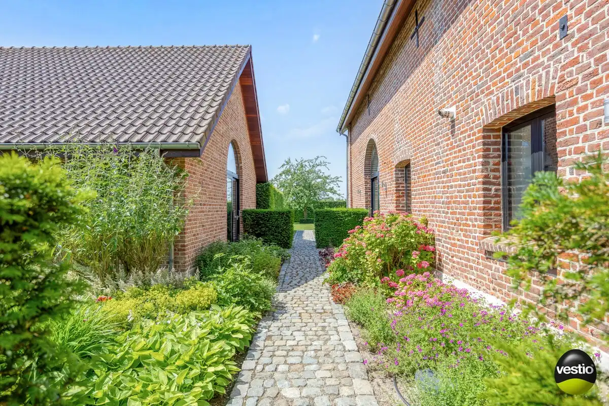 EXCLUSIEVE HOEVE MET MEERDERE WOONGEDEELTES, ATELIER, STALLING en AANPALENDE WEIDE OP CA. 1,6 HECTARE NABIJ DOMEIN NIEUWENHOVEN. foto 12