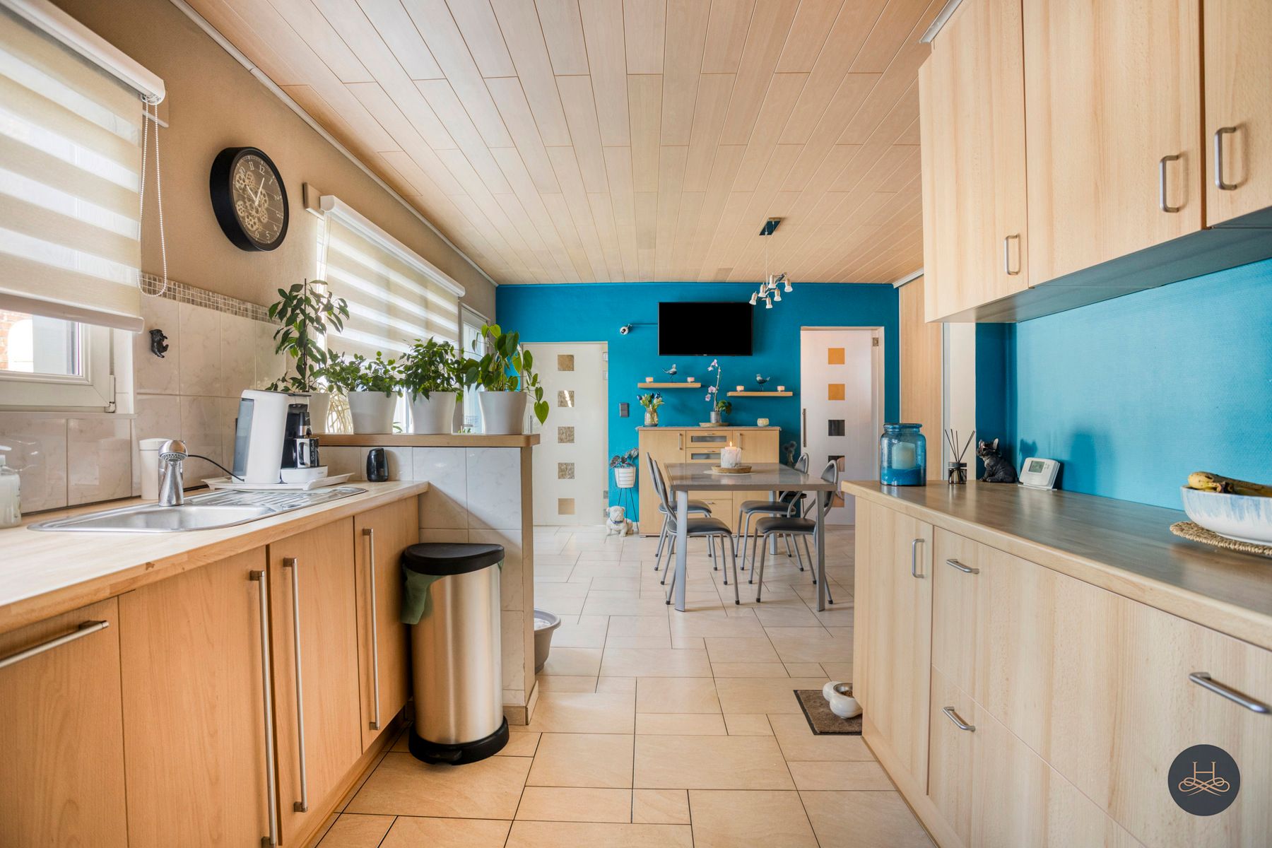 Instapklare ruime woning met tuin, oprit en royale garage foto 15