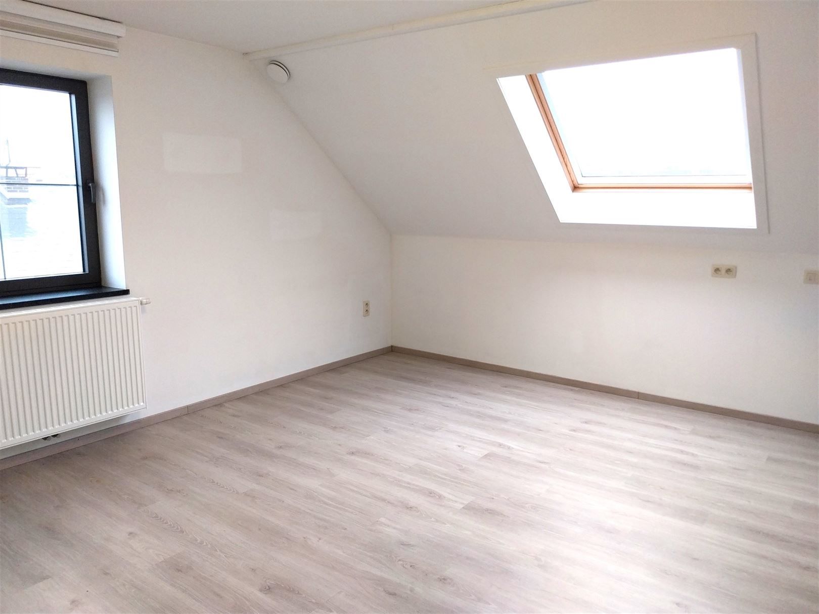 TE HUUR: Zeer ruim duplex appartement met 3 slaapkamers te Zolder! foto 10