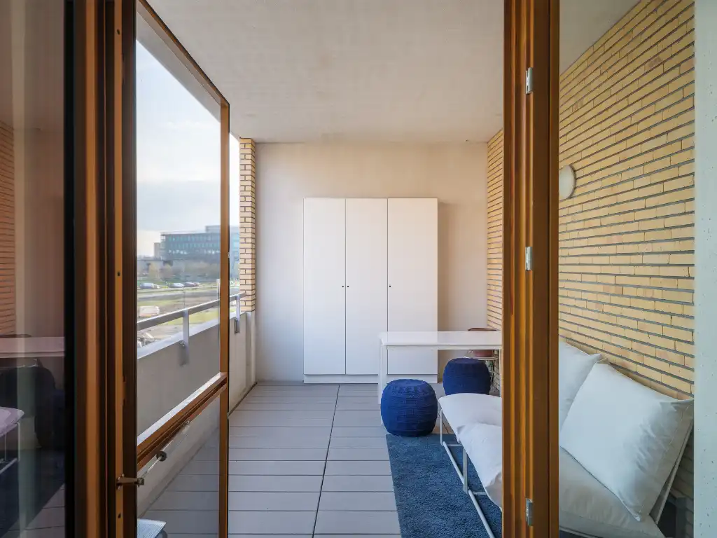 Lichtrijk appartement met weids zicht, twee slaapkamers en drie bijzonder ruime terrassen, gelegen in een bruisende en dynamische omgeving. foto 2