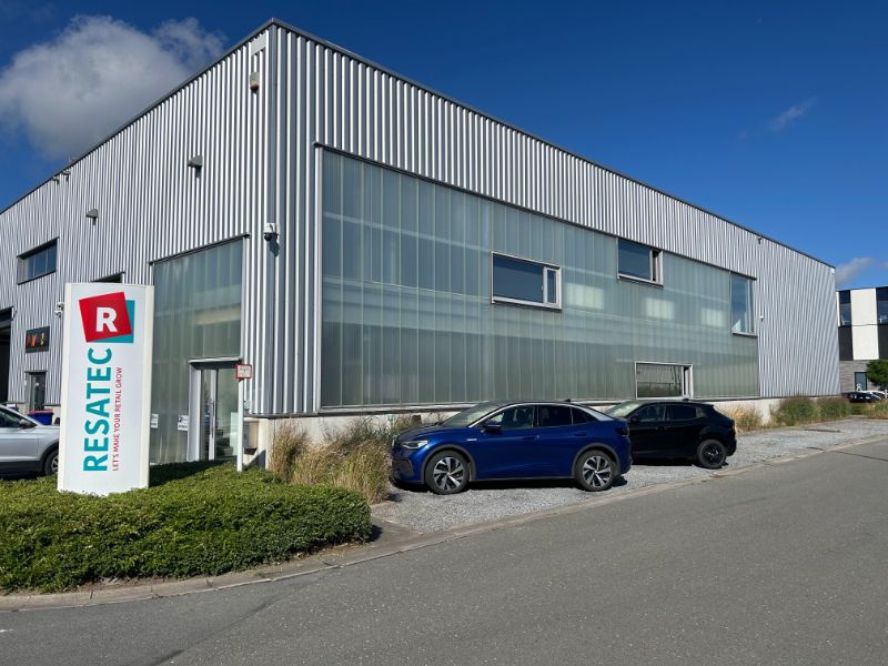 Moderne KMO-unit met 299 m² kantoren en 324 m² magazijn – nabij R4 foto {{pictureIndex}}