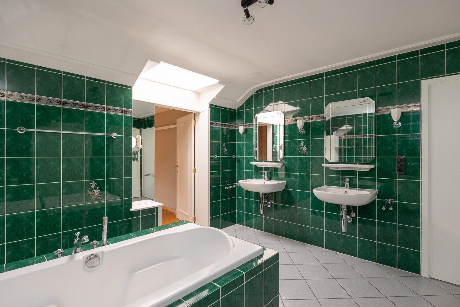 Instapklare, ruime woning met 4 slaapkamers, zonnig terras en multifunctioneel bijgebouw foto 21