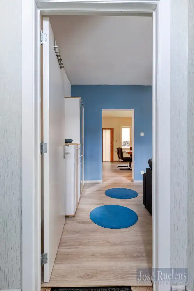 Goede gelegen gezinswoning met zij-ingang en grote tuin. foto 3