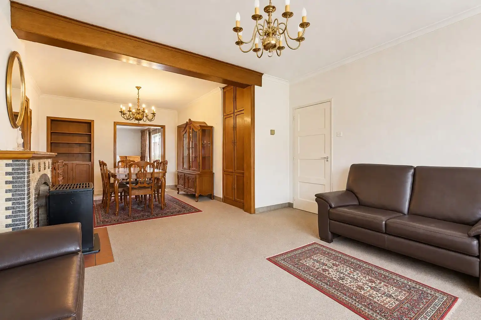 Te renoveren woning met grote tuin en 5 slaapkamers in Genk foto 5