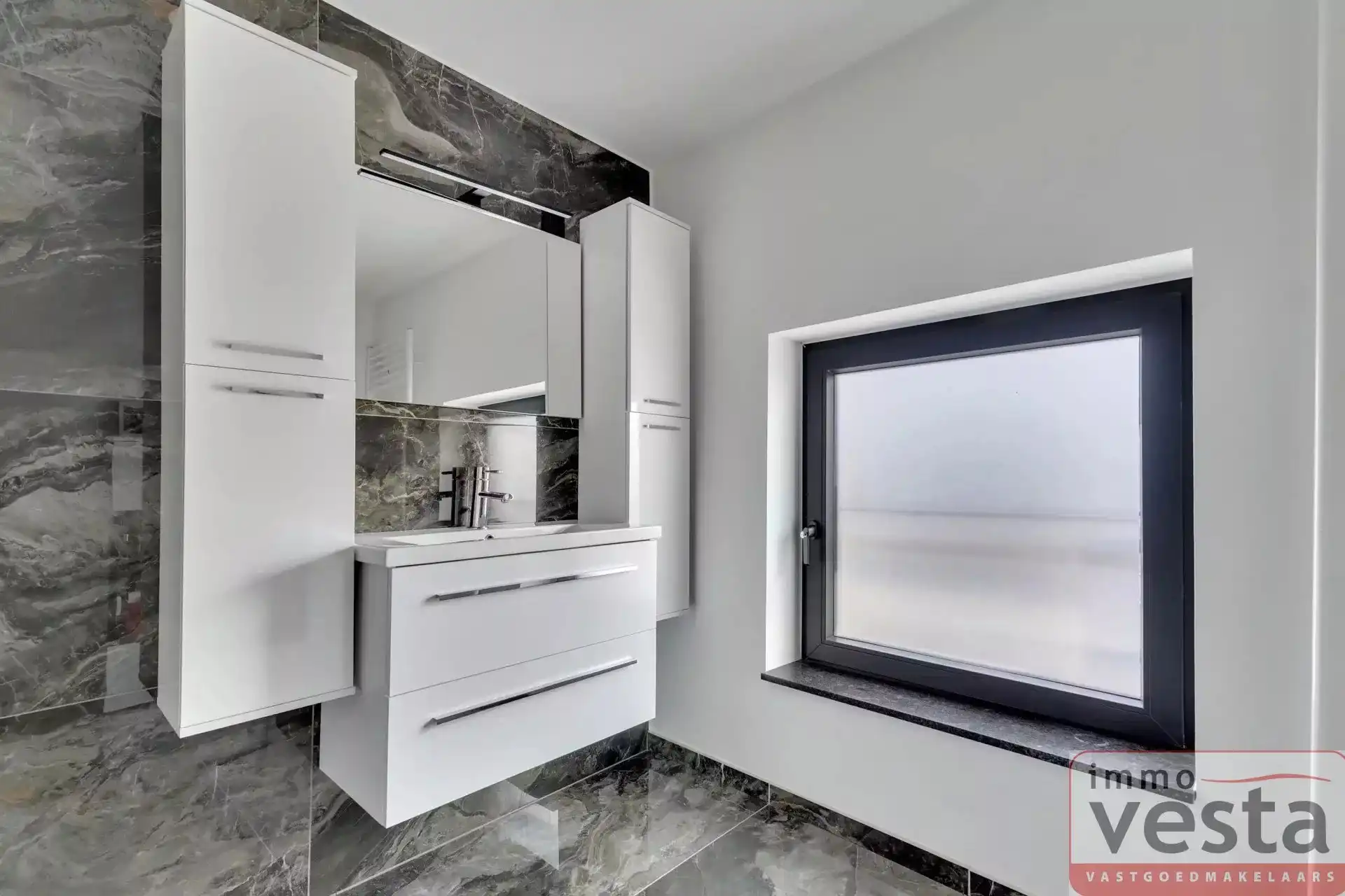 Goedgelegen, volledig gerenoveerd handelspand met woonst foto 21