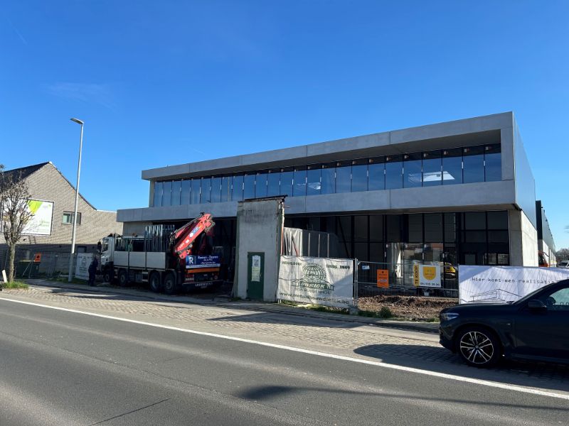 Commercieel gelegen nieuwbouw KMO-unit met grote vitrine te huur foto {{pictureIndex}}