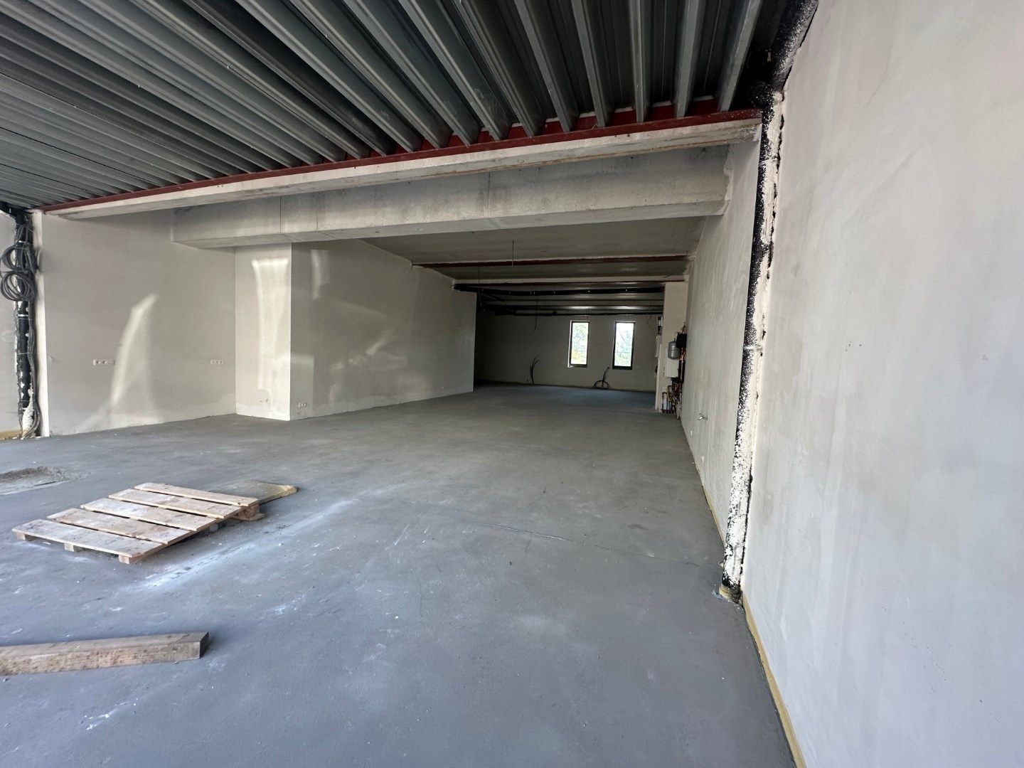 Prachtig handelspand van 166m² met een uitbouw vooraan van 19,5m² gelegen te St-Idesbald foto 2