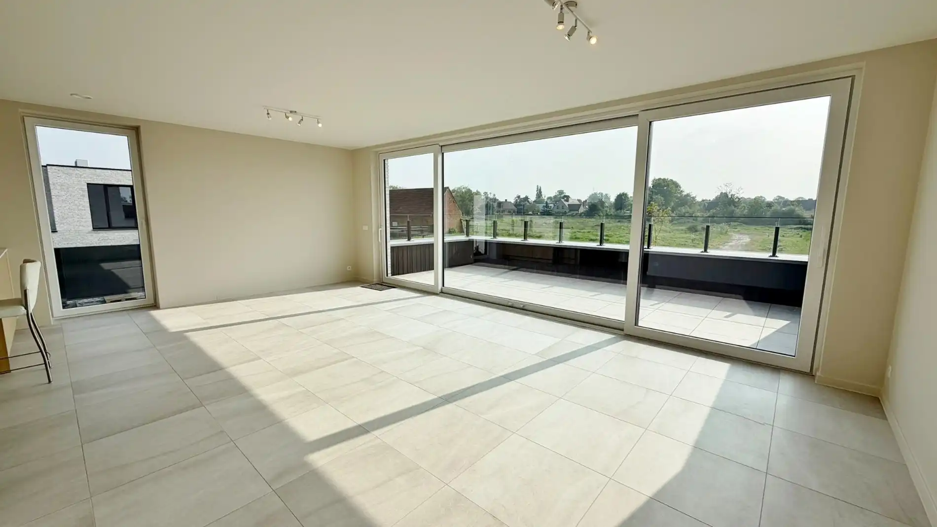 Lichtrijk appartement in een rustige, groene omgeving met groot terras en carport. foto 3