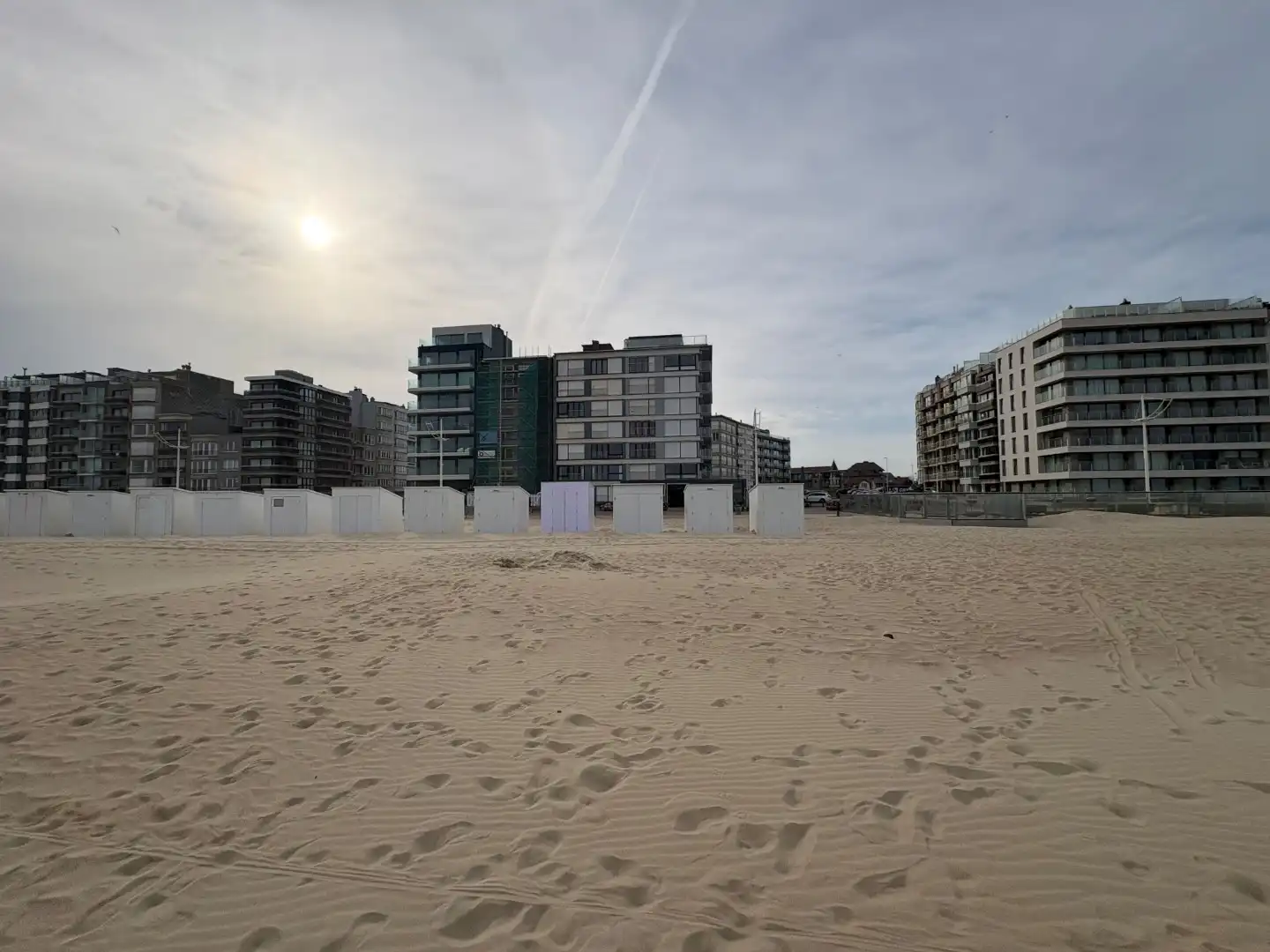 Gelijkvloers appartement te koop op de zeedijk van Koksijde foto {{pictureIndex}}