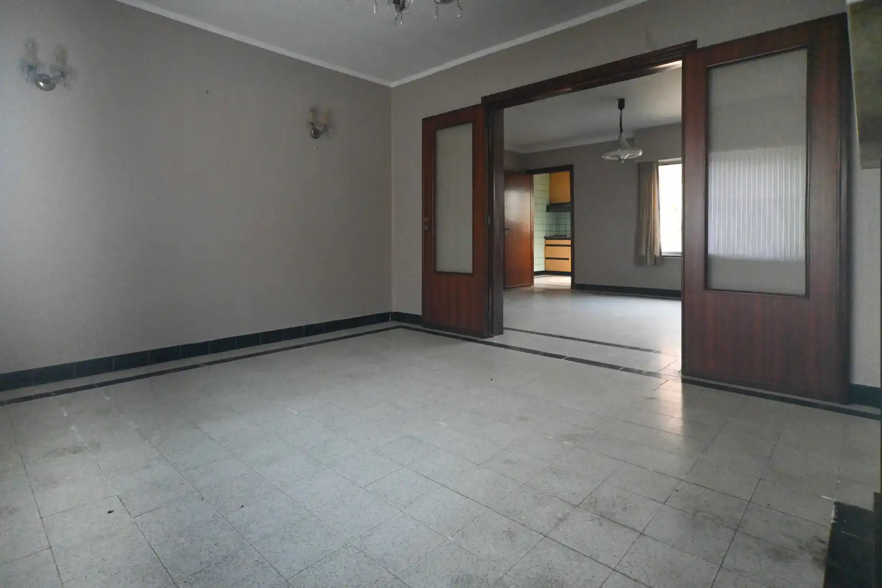Te renoveren hoekwoning met garage te Eernegem. foto 5