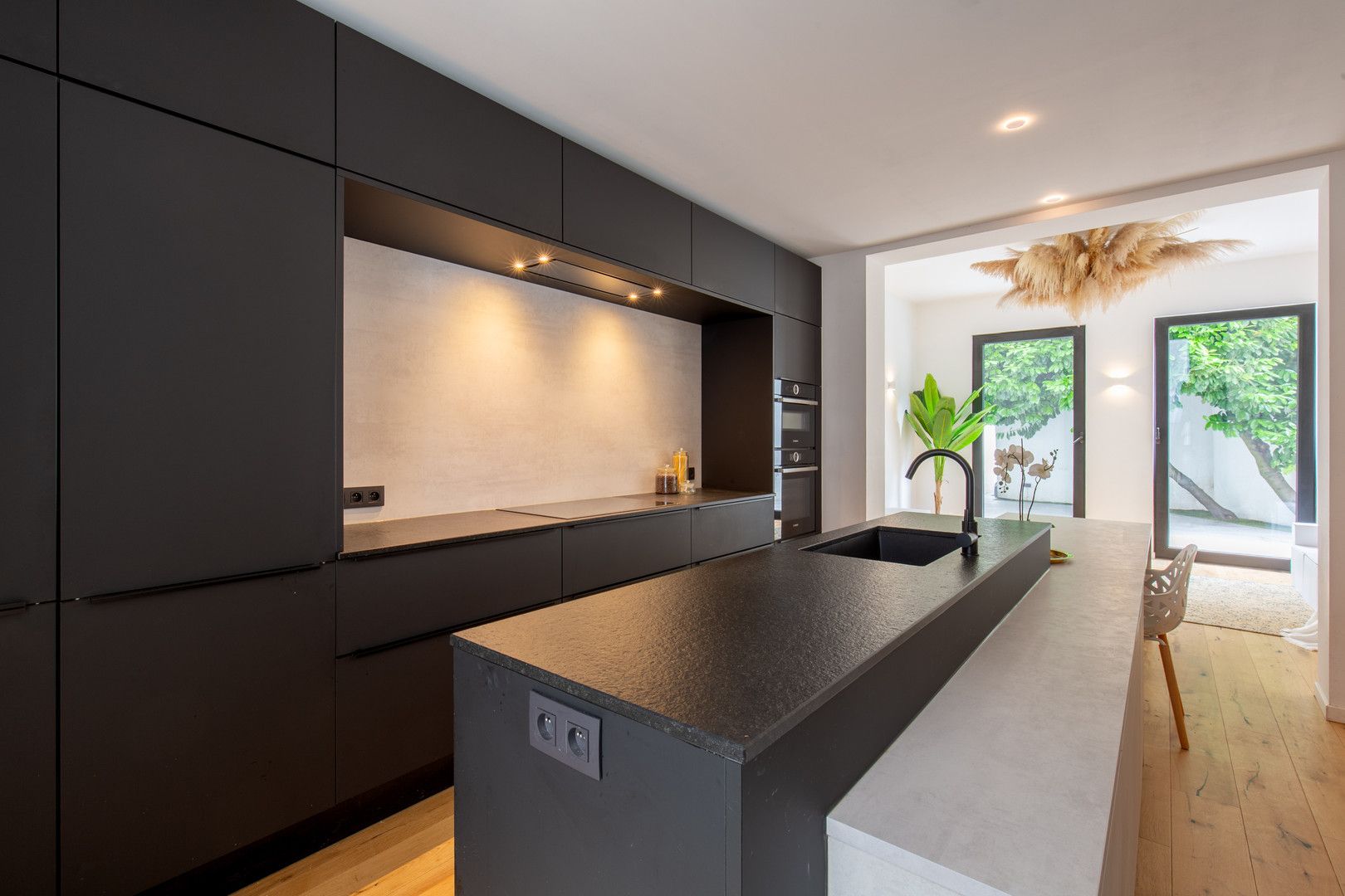 Rustig gelegen woning met stadstuin en mogelijkheid tot 5 slpk foto {{pictureIndex}}