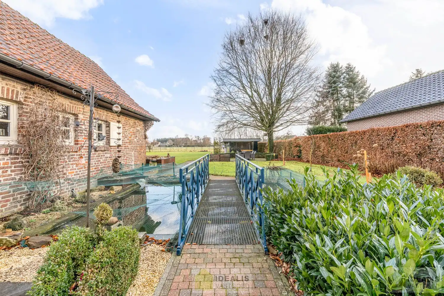 IDEALIS VASTGOED – ROYALE, INSTAPKLARE EN ZEER GOED ONDERHOUDEN GEZINSWONING OP EEN RUIM EN RUSTIG PERCEEL VAN 44A 33CA MET 5 KNAPPE SLAAPKAMERS, HEERLIJKE VERANDA, VRIJSTAANDE GARAGE EN 32 ZONNEPANELEN MÉT CERTIFICATEN ÉN ZONNEBOILER - De woning omvat maar liefst +- 265m² bewoonbare oppervlakte met ruime woonkamer, uitgeruste keuken, 5 slaapkamers, badkamer, vrijstaande garage én 32 zonnepanelen. De woning is rustig gelegen op een perceel met een opp. van 44a 33ca. foto 9