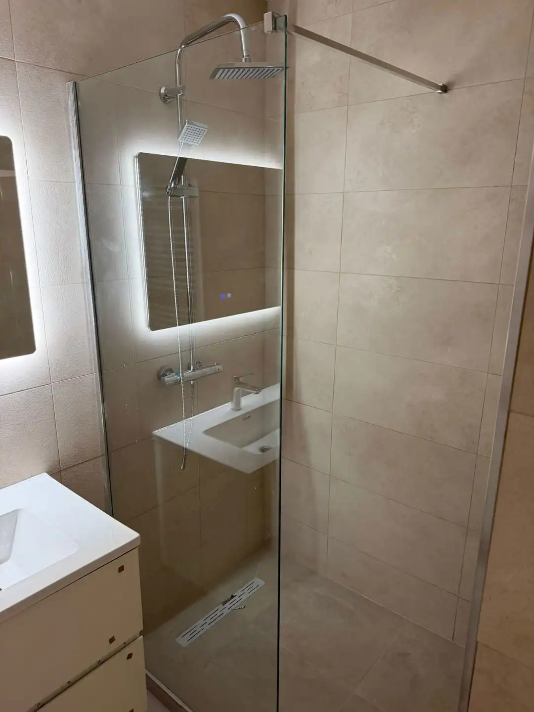GENK te koop: gerenoveerd appartement met 2 slaapkamers foto 7