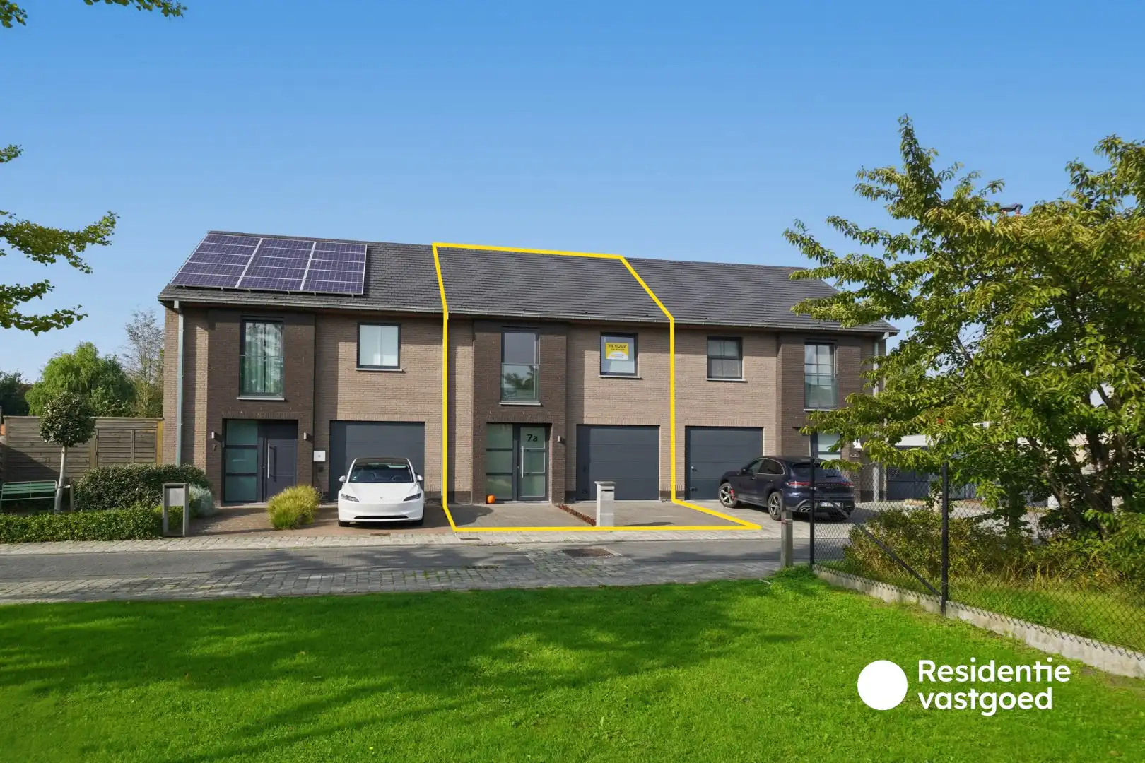 Recente en instapklare woning met 3 slaapkamers, garage en tuin te Zandvoorde! foto {{pictureIndex}}