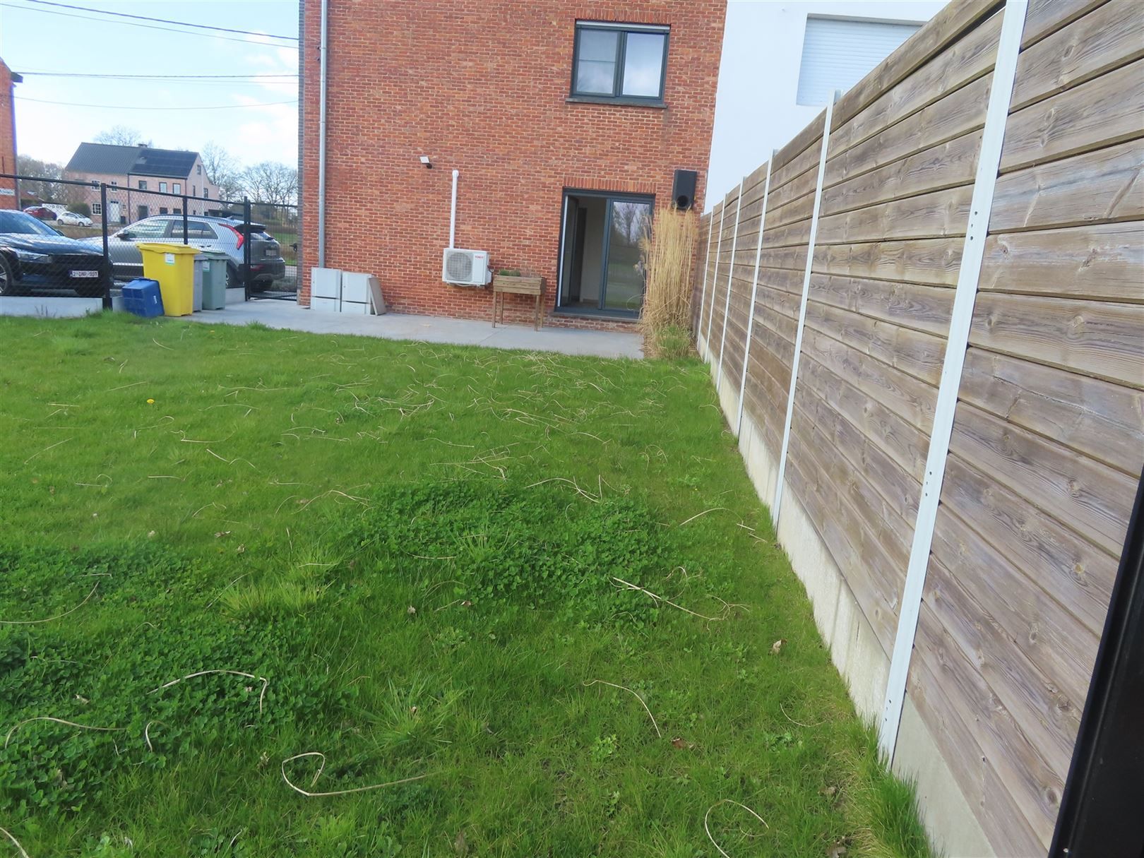 Gelijkvloers tweeslaapkamerappartement met tuin en carport! foto 14