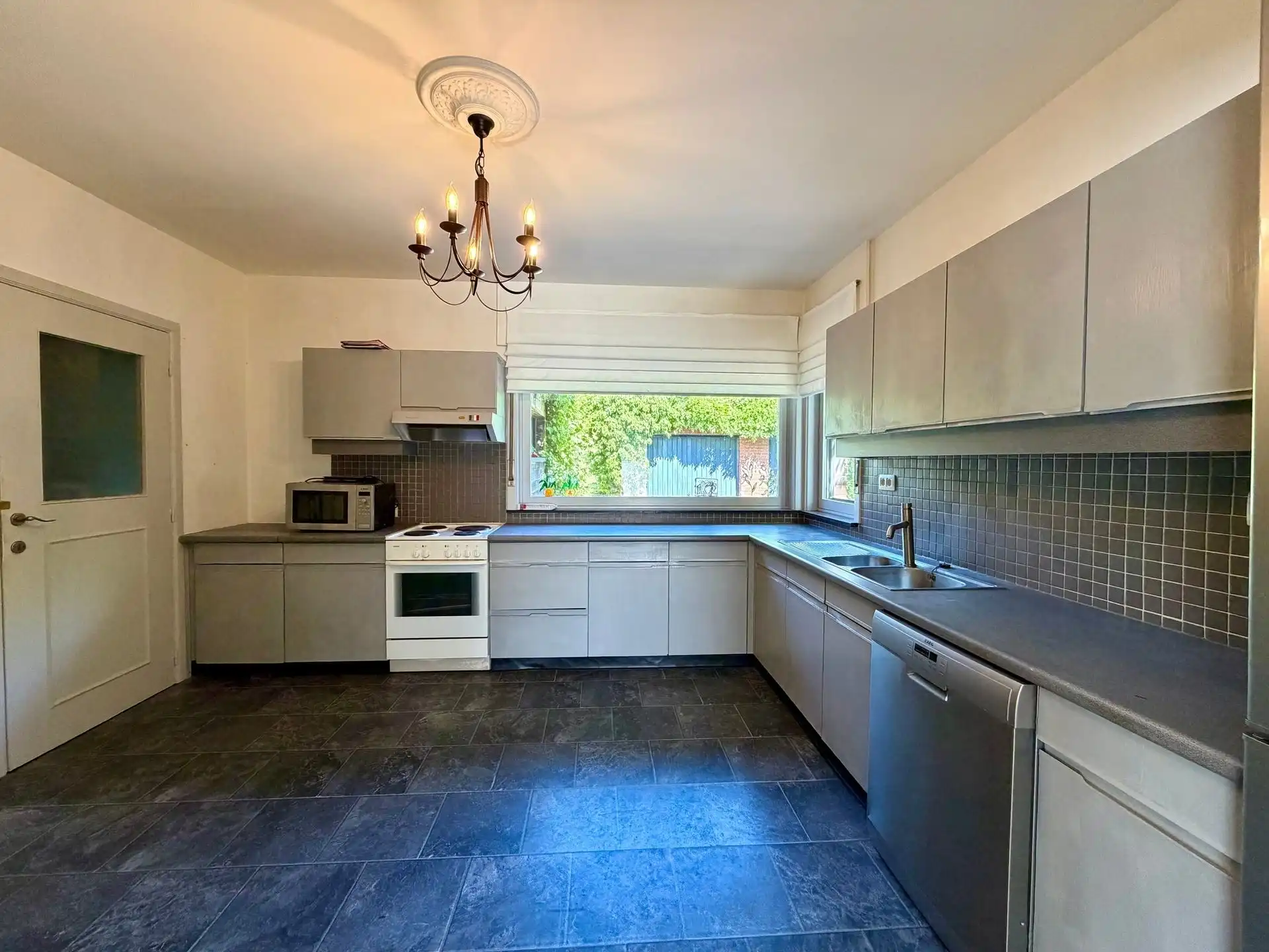 Vrijstaande woning op 25 are met uitzonderlijk renovatiepotentieel in het groen. foto 15