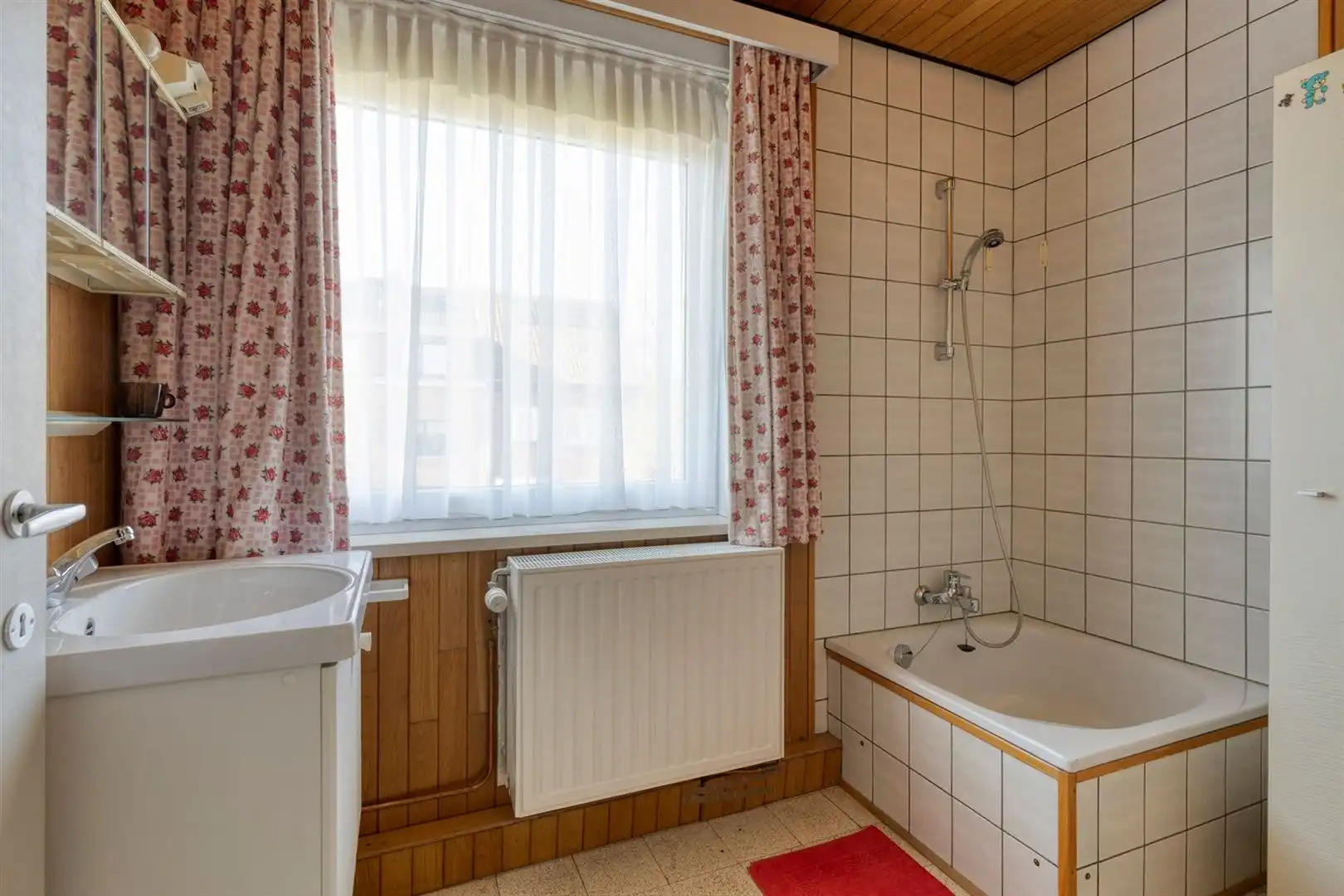 Rustig gelegen open bebouwing met grote garage en 3 slaapkamers op een perceel van 500 m². foto 14