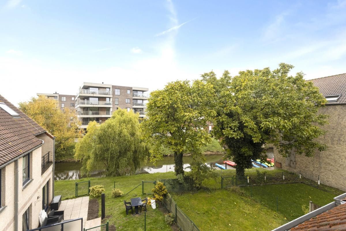 Instapklaar appartement met balkon gelegen in het woonerf 'Hof ter Bloemmolens' - achteraan zicht op de Handzamevaart foto 12