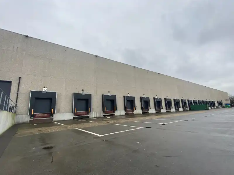 Logistiek magazijn met kantoren te huur foto 4