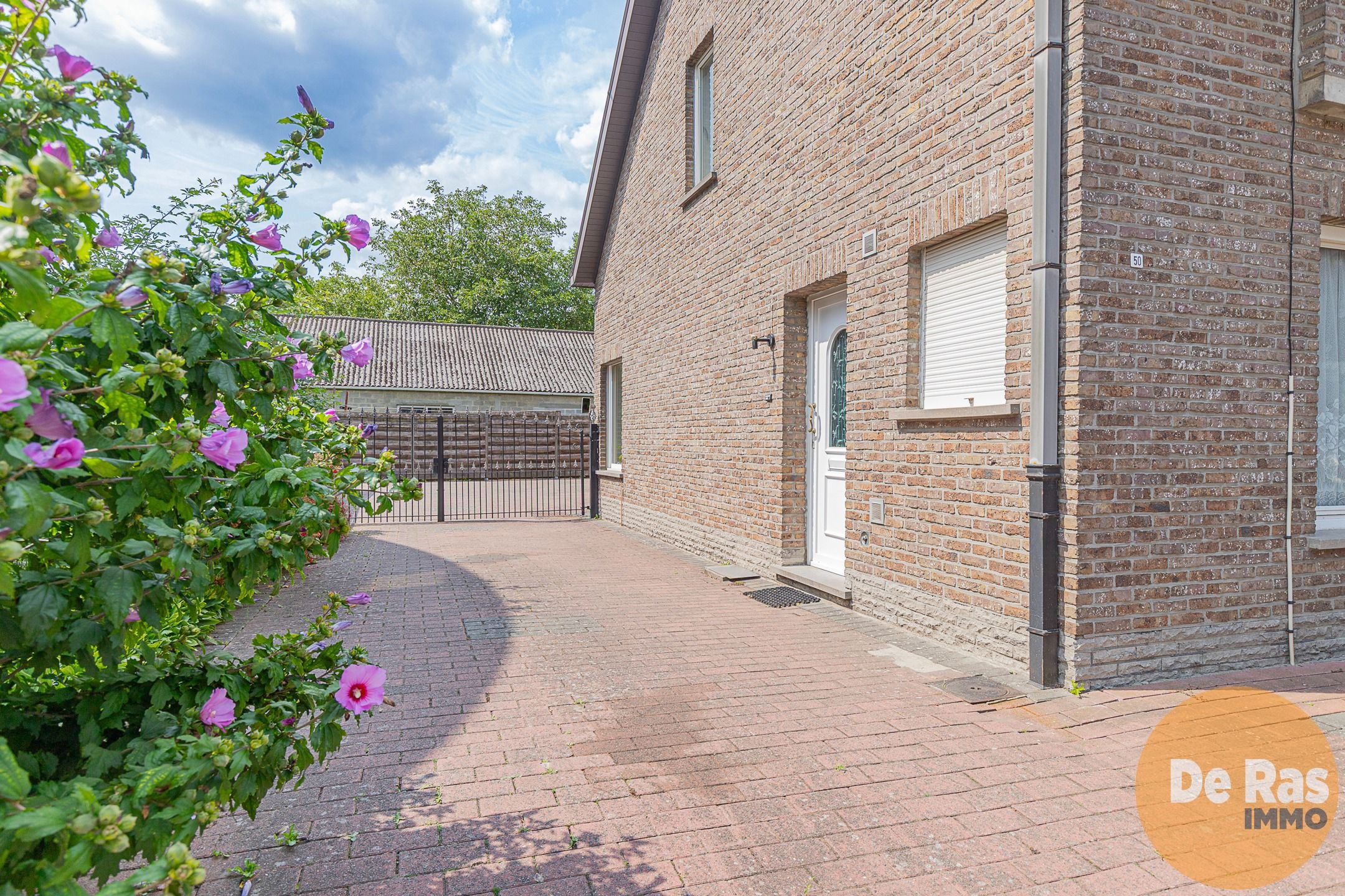 DENDERMONDE - Stevige halfopen woning met magazijn en garage foto 2