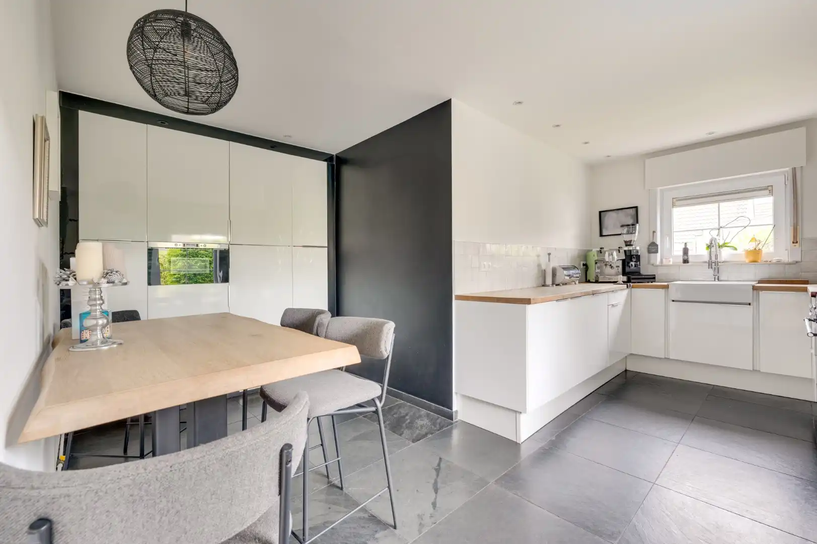 Karaktervolle alleenstaande ruime villa met rondom tuin op korte afstand van het strand  foto 8