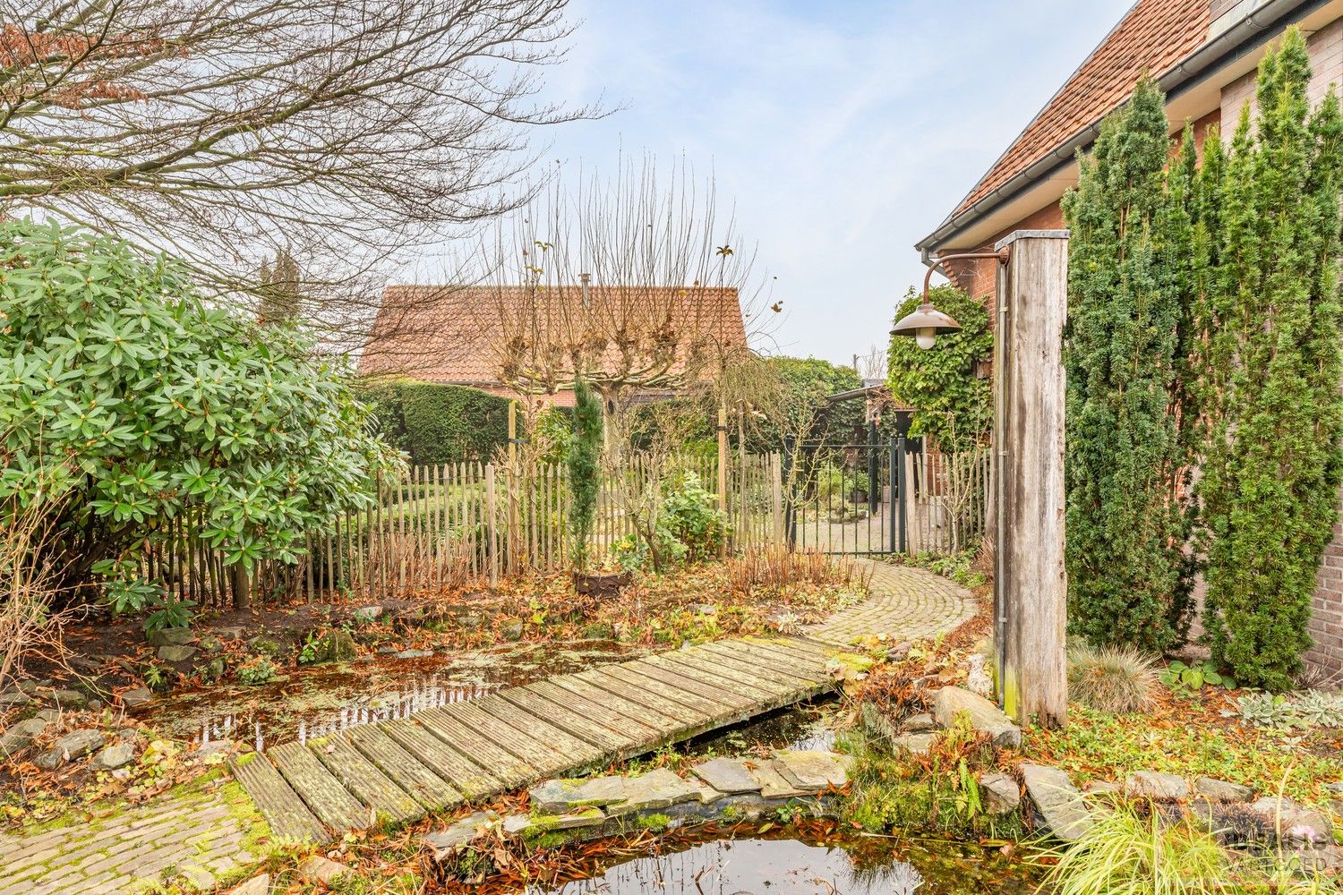 IDEALIS VASTGOED – Prachtige, stijlvolle woning met een aangename 123m² als bewoonbare oppervlakte. De woning omvat een lichtrijke ruime woonkamer voorzien van een pellet kachel en met een prachtige parketvloer dewelke overgaat in de keuken en 3 slaapkamers op een ruim en prachtig aangelegd perceel van 7a 42ca. Dit alles gelegen in een heerlijk rustige straat, op enkele minuten zowel van de centra van Pelt als Achel, doch ook op een steenworp van de Nederlandse grens, dichtbij Valkenswaard en Eindhoven. foto 30