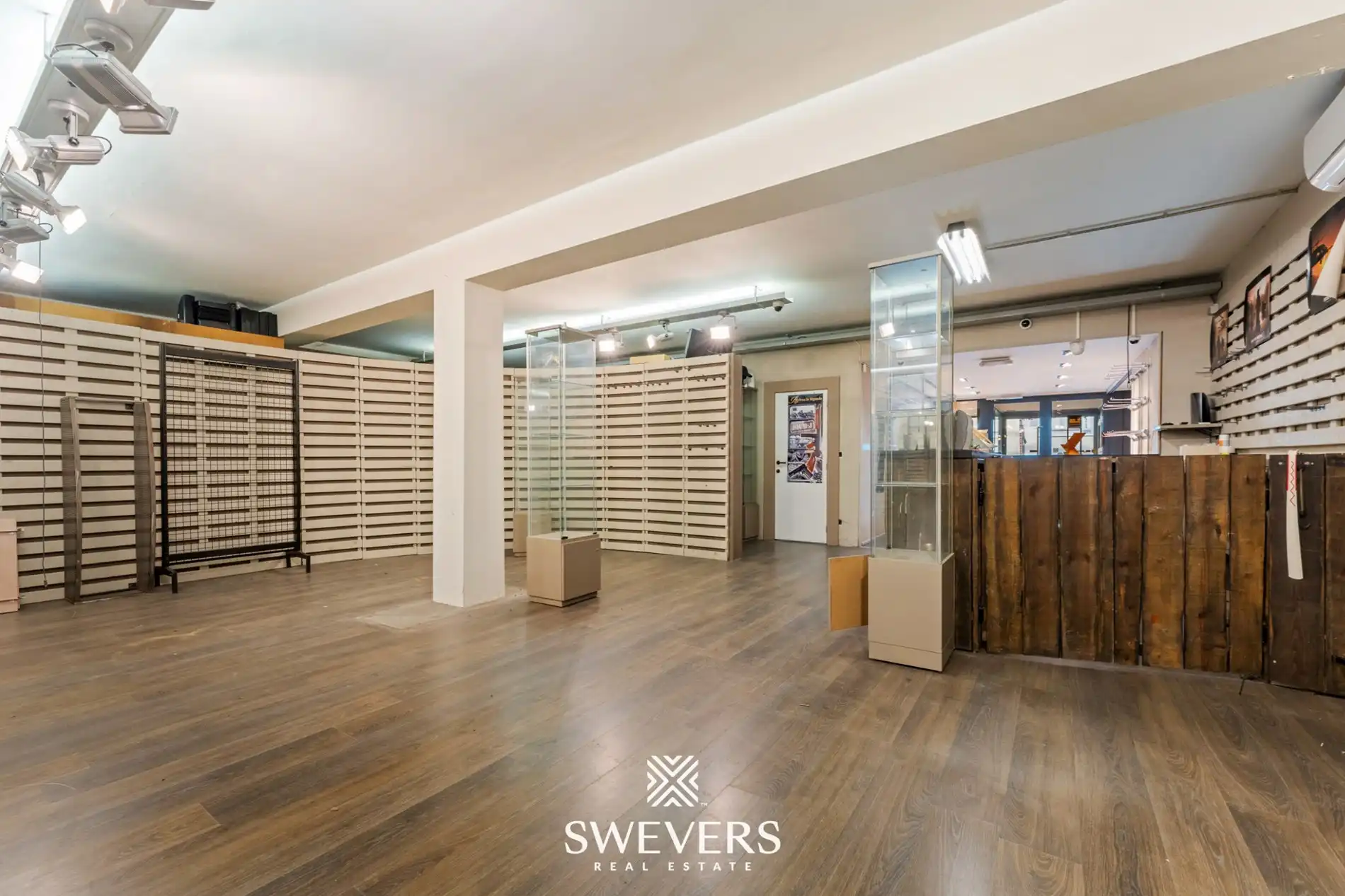 Uitzonderlijke mooi gelegen en ruime (391m²) handelsruimte in het volle centrum van Leopoldsburg foto 3