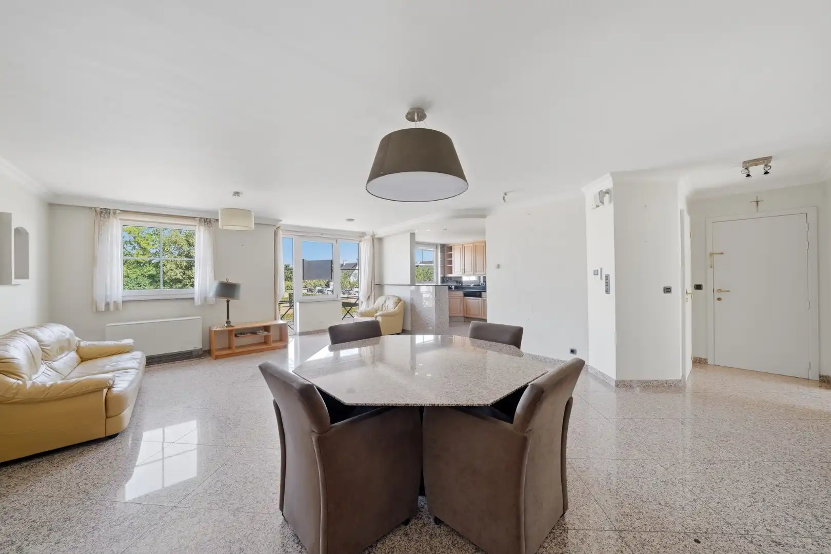 Instapklaar appartement met 2 slaapkamers en terras van 63 m² foto 3