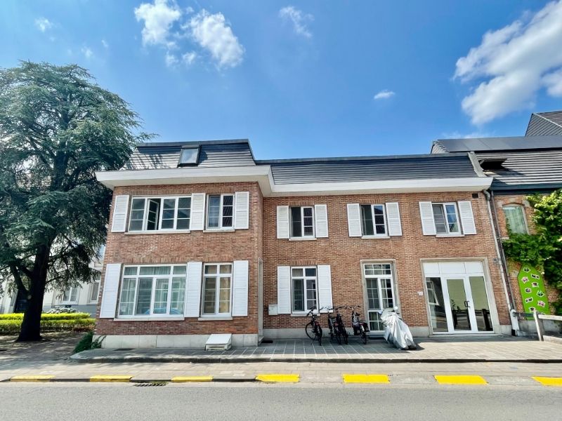 GERENOVEERD EENSLAAPKAMERAPPARTEMENT TE HUUR foto {{pictureIndex}}