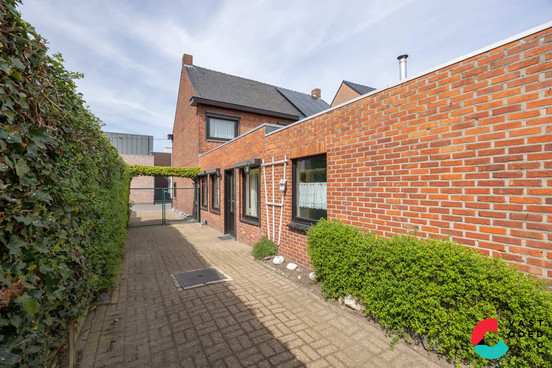 Te renoveren gezinswoning in het centrum van Hamont-Achel foto 4