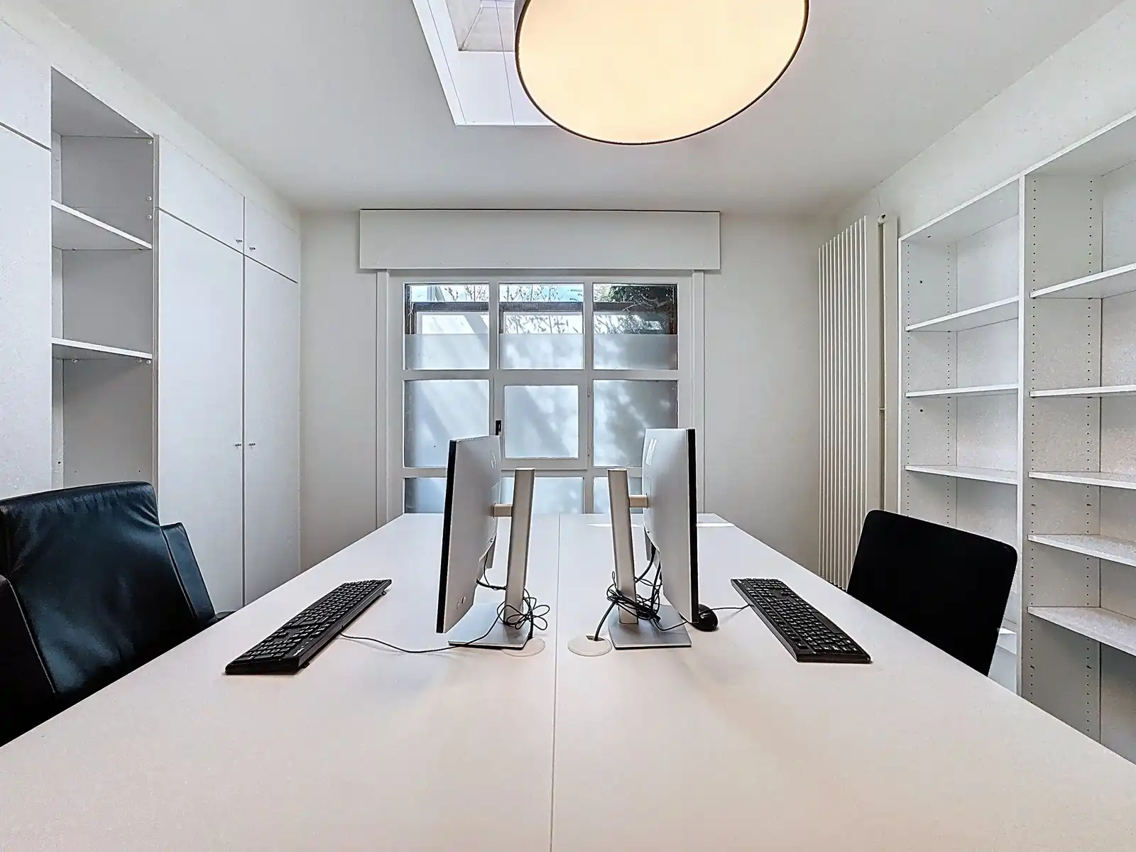 TOPLOCATIE: Lichtrijk en instapklare KANTOORGEBOUW (13 werkplaatsen) met ruime (198 P) parkeergelegenheid voor de deur! Vlakbij het station van Brugge. foto 7