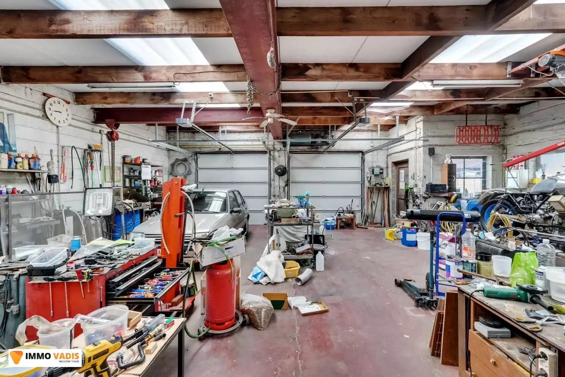 Te koop op lijfrente - Comfortabele villa met drie slaapkamers, twee garages en een magazijn. foto 29