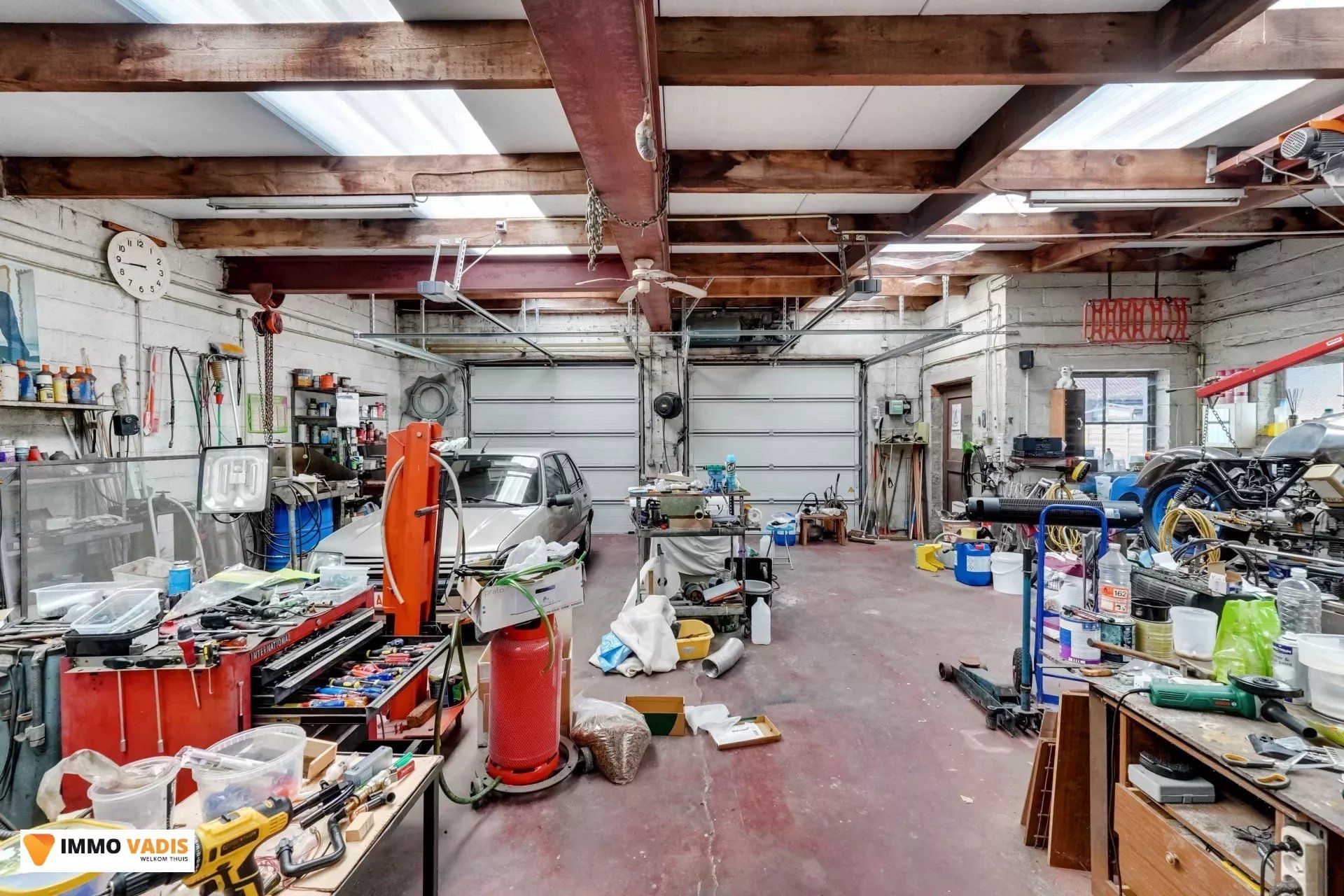 Te koop op lijfrente - Comfortabele villa met drie slaapkamers, twee garages en een magazijn. foto 32