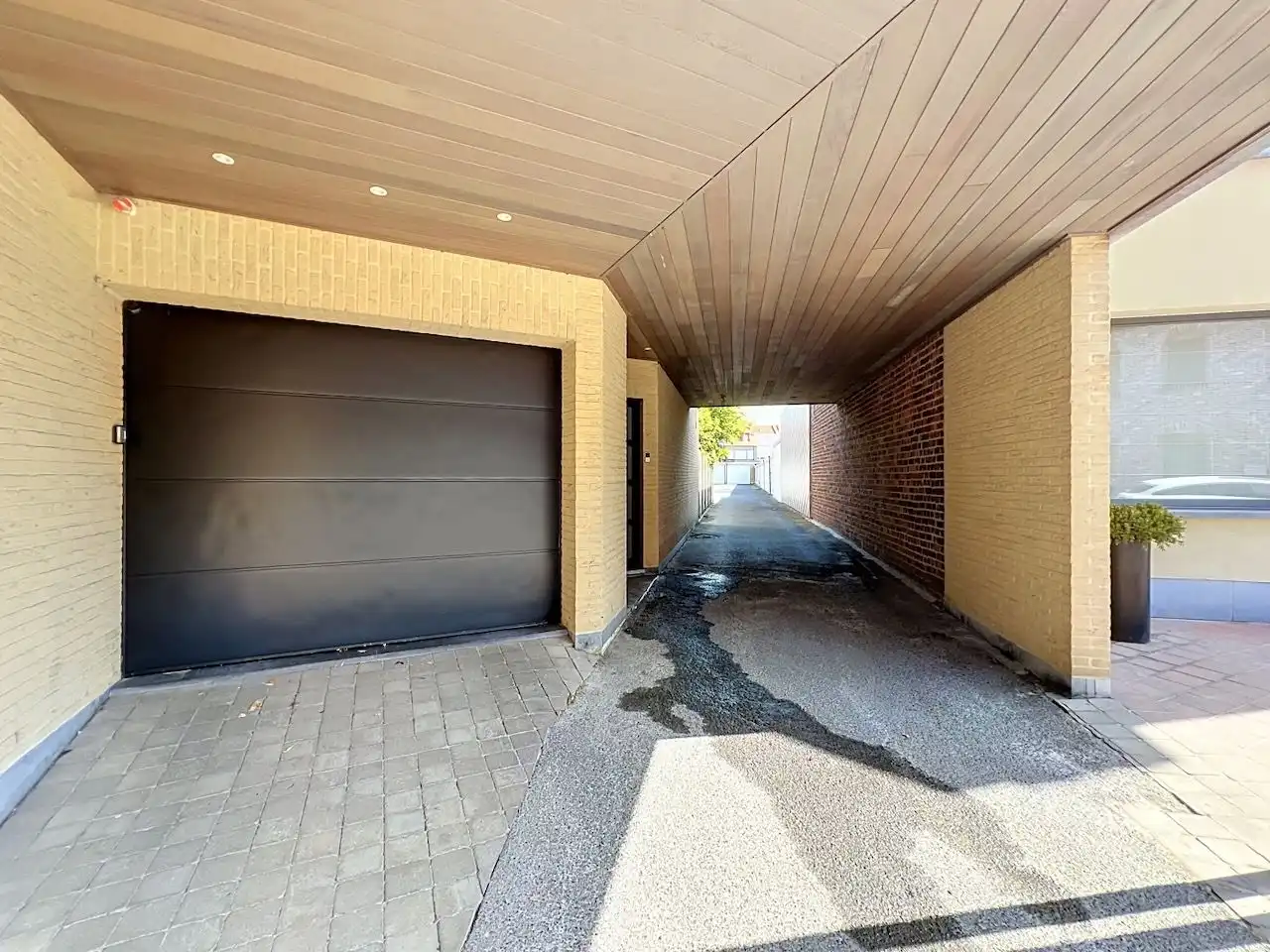Afgesloten garagebox gelegen in de Pannenstraat foto 4