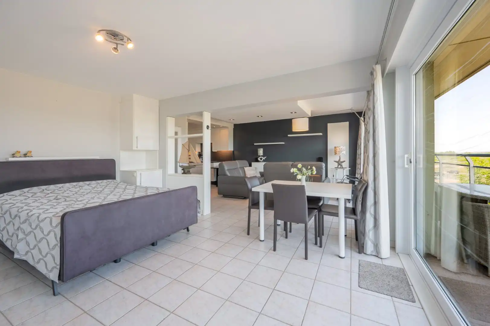 Ruime studio met het comfort van een 1-slaapkamerappartement op toplocatie aan zee! foto 2