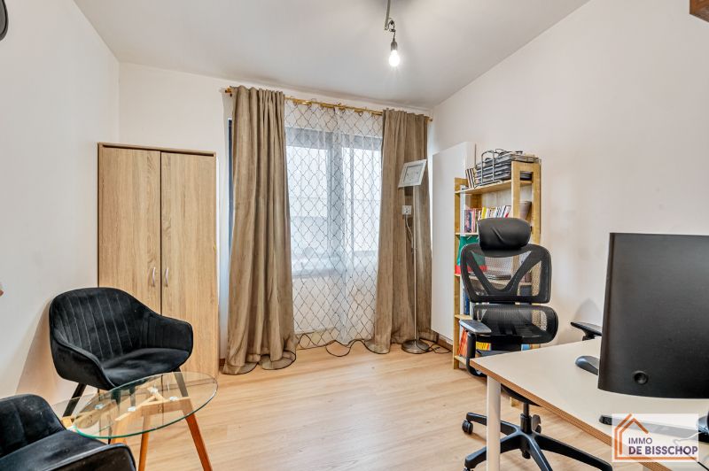 Recente, instapklare woning met groot terras en garage foto 9