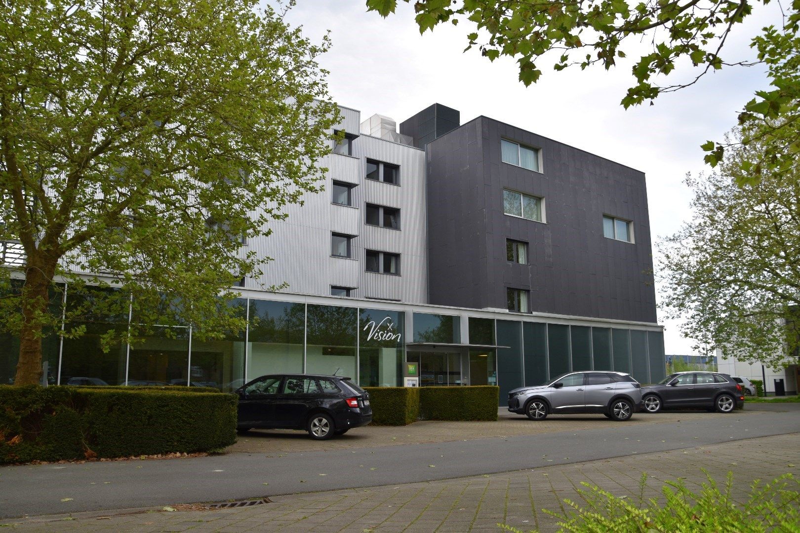 Hotelkamer met aparte badkamer in 'Ibis Style" Kortrijk te koop foto {{pictureIndex}}
