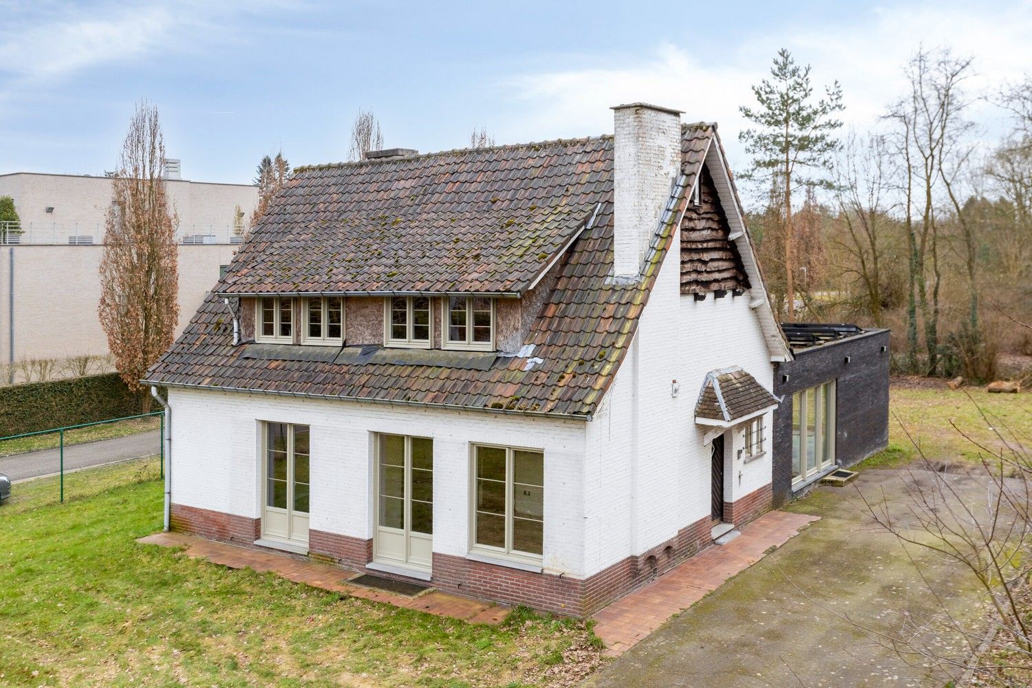 Grotendeels gerenoveerde woning met 5 slaapkamers! foto 3