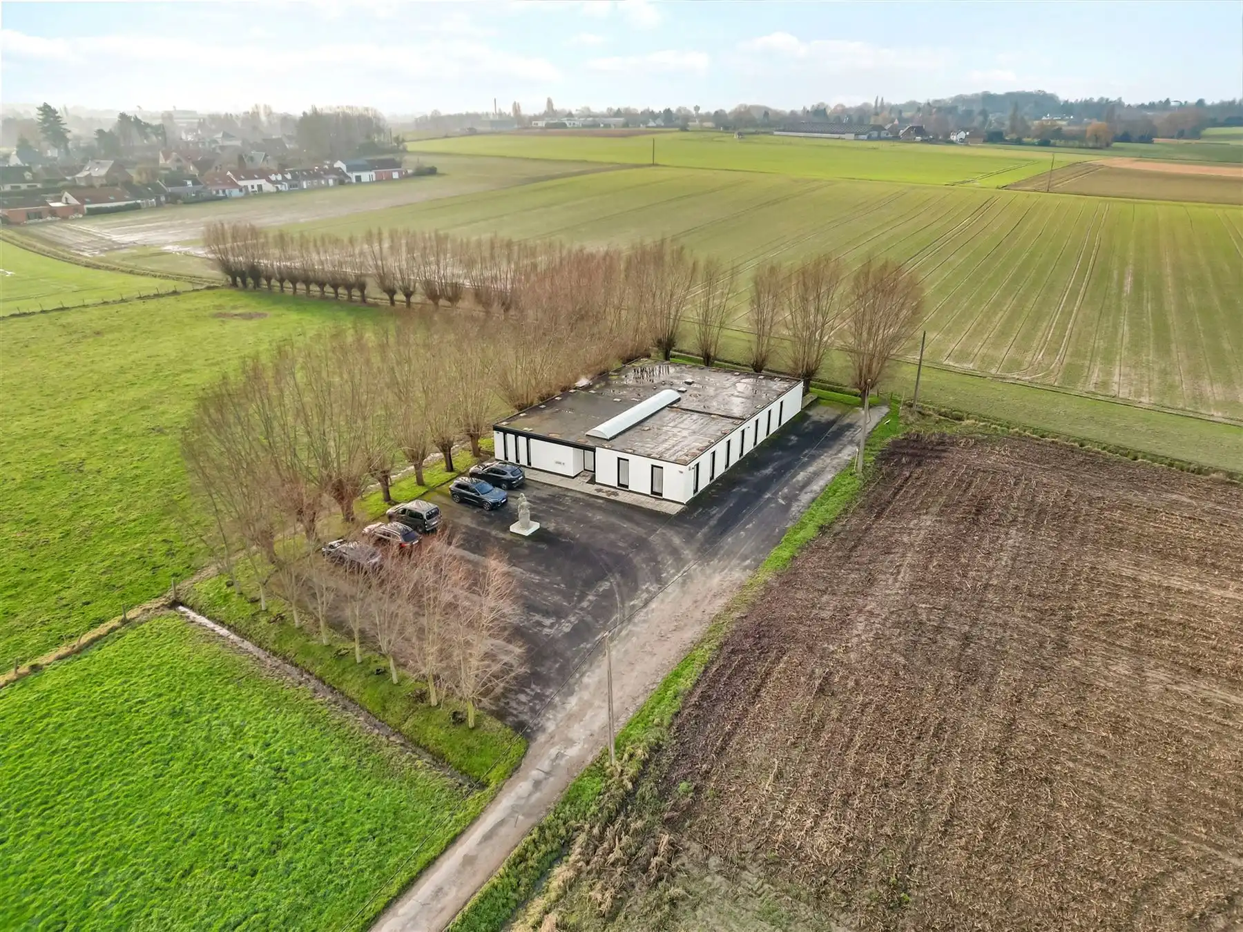 Veelzijdig Kantoorpand met Parkeerplaats in Groen Mene foto {{pictureIndex}}