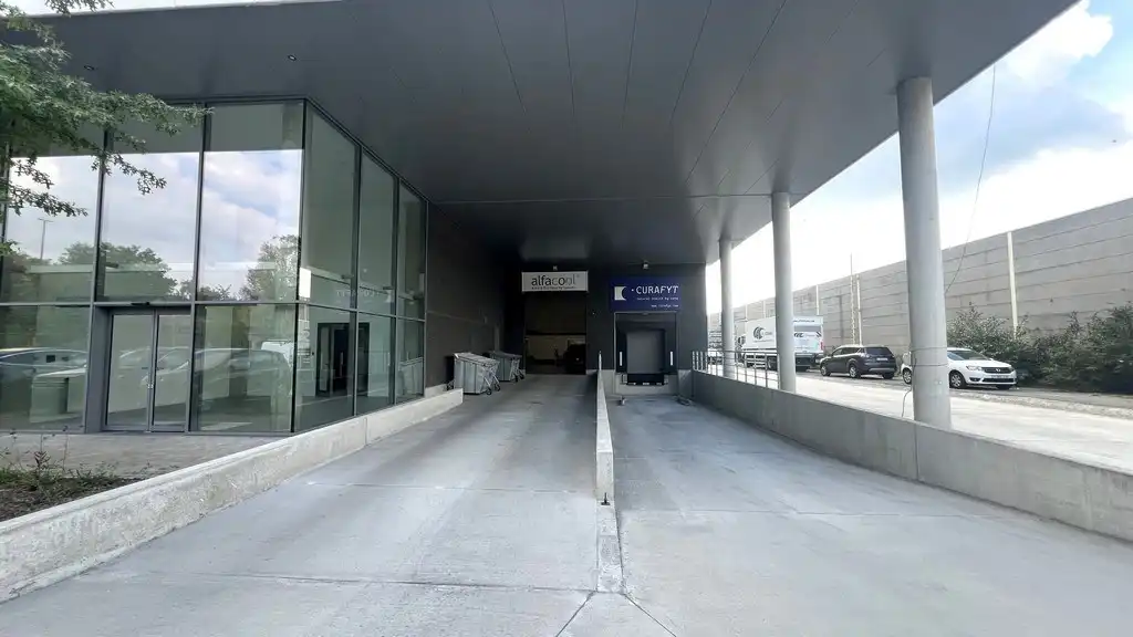 Recent magazijn te huur langs E40 in Erembodegem foto 2